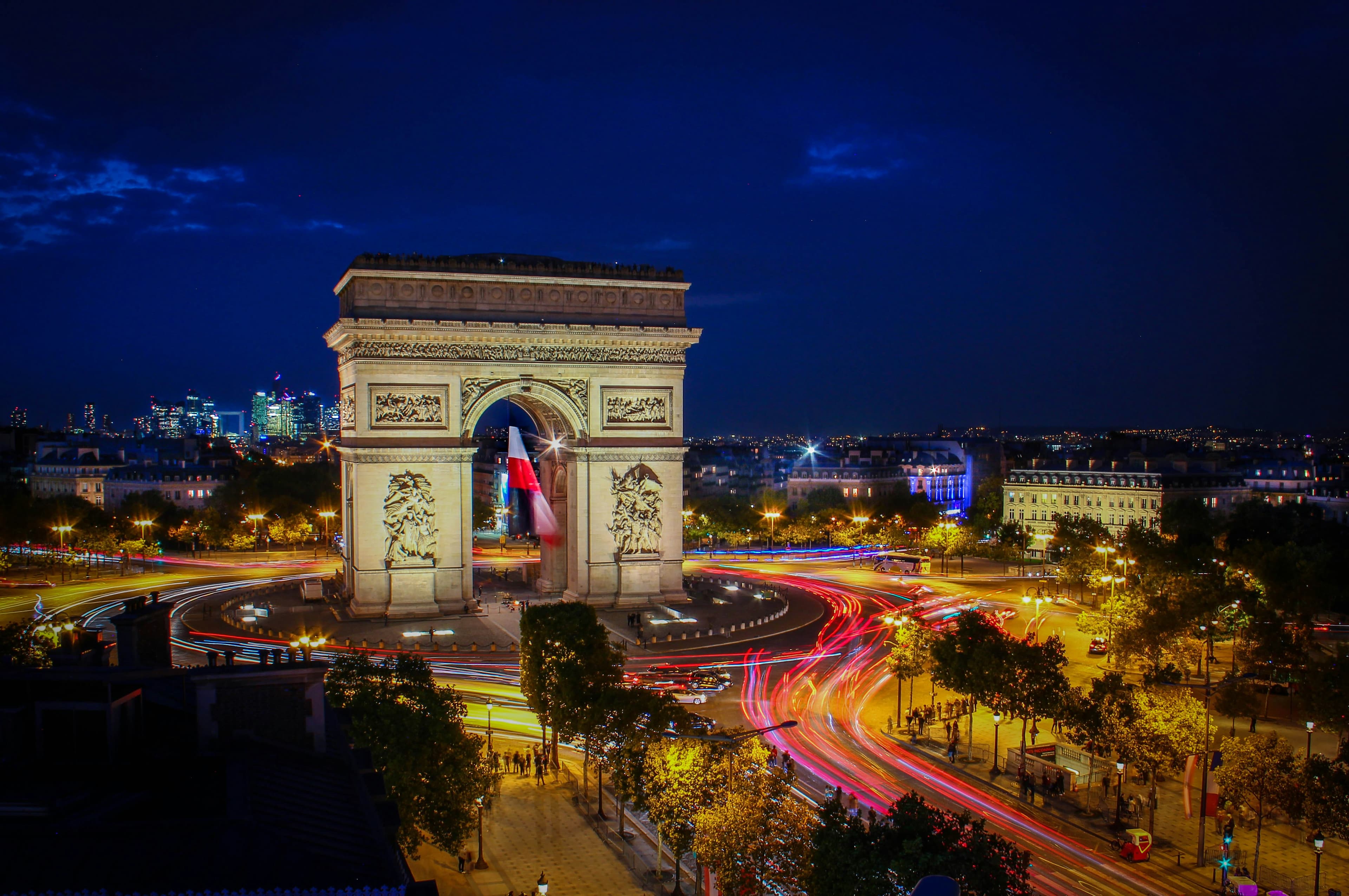París de Noche: Luces y Cabaret